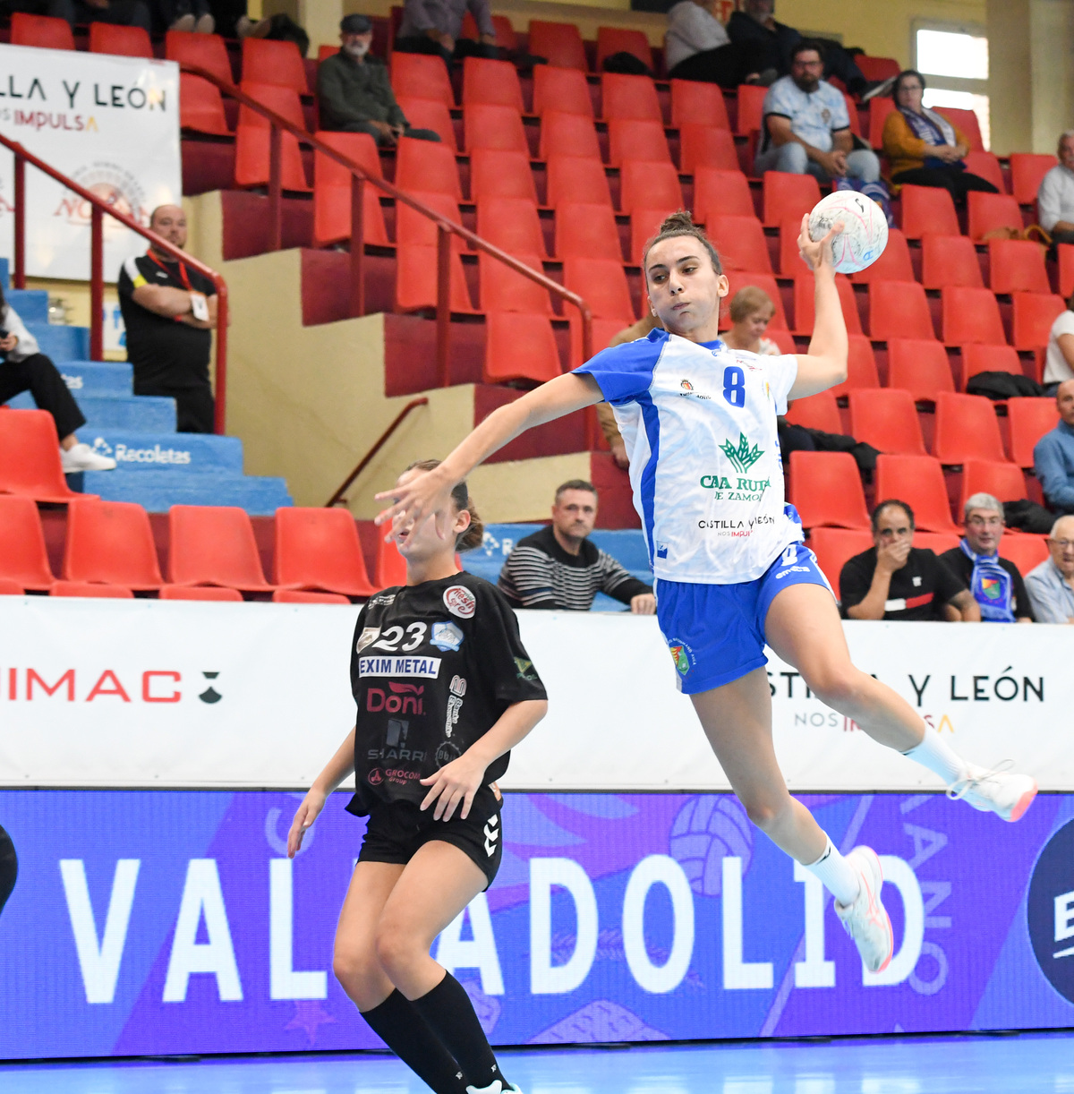 Partido de vuelta de la segunda ronda de la EHF European Cup disputado en Huerta del Rey entre el Caja Rural Aula Valladolid y el KHF Ferizaj de Kosovo.  / VALENTÍN G.DE GARIBAY