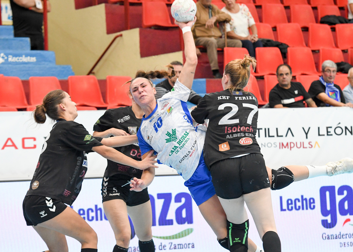 Partido de vuelta de la segunda ronda de la EHF European Cup disputado en Huerta del Rey entre el Caja Rural Aula Valladolid y el KHF Ferizaj de Kosovo.  / VALENTÍN G.DE GARIBAY