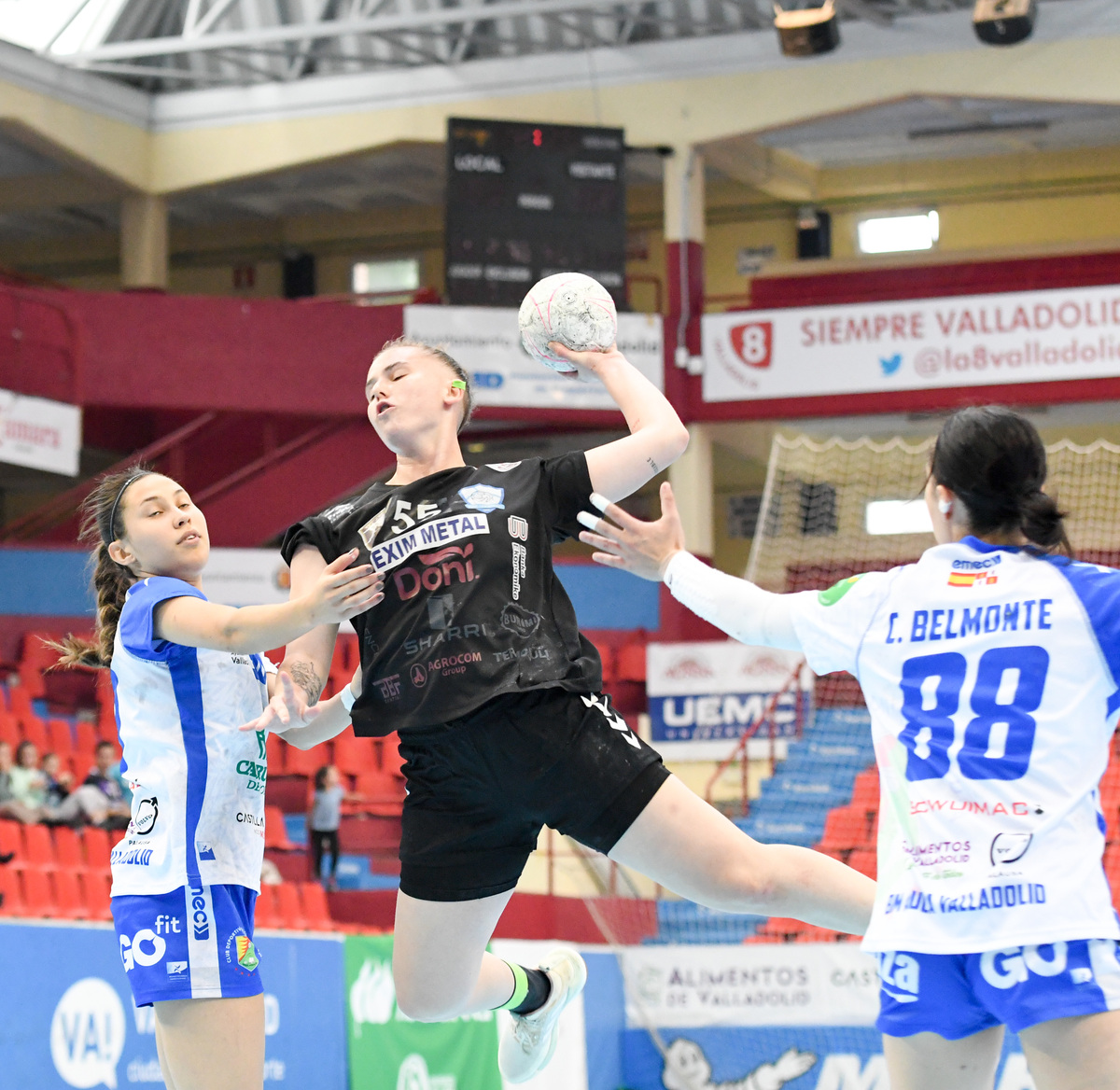 Partido de vuelta de la segunda ronda de la EHF European Cup disputado en Huerta del Rey entre el Caja Rural Aula Valladolid y el KHF Ferizaj de Kosovo.  / VALENTÍN G.DE GARIBAY