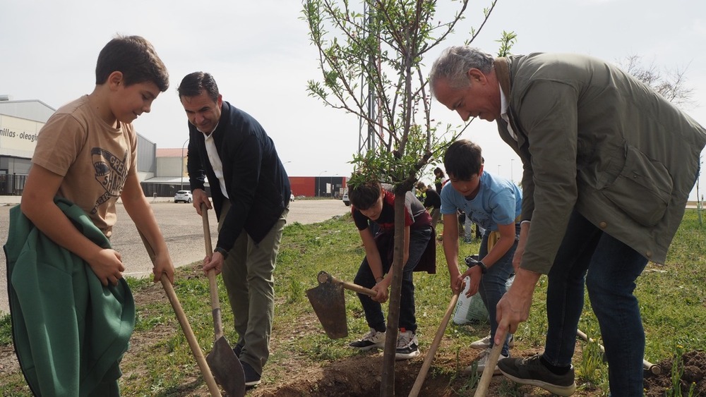 Plantación celebrada por la Diputación en Villanubla con motivo del Día del Árbol.