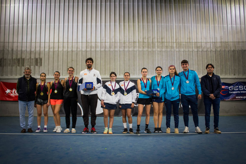 Imagen de la final júnior femenina del Autonómico de tenis, con el C.T. Raqueta campeón.