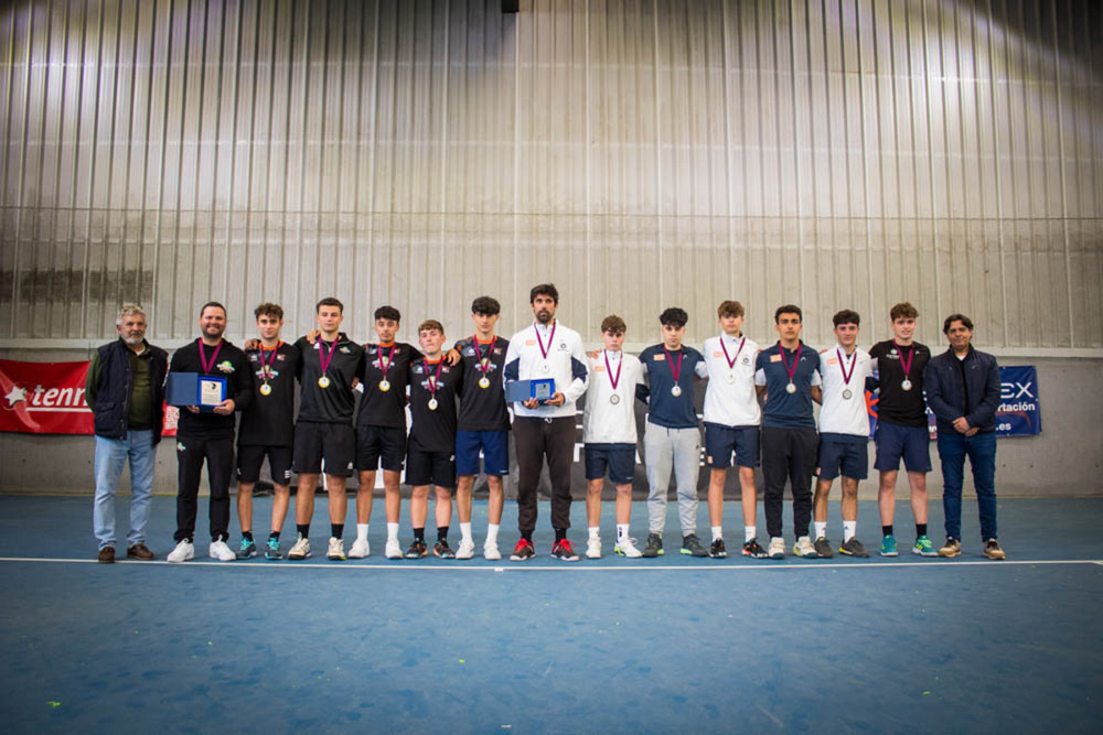 Imagen de la final júnior masculina del Autonómico de tenis, con el C.T. Raqueta subcampeón.