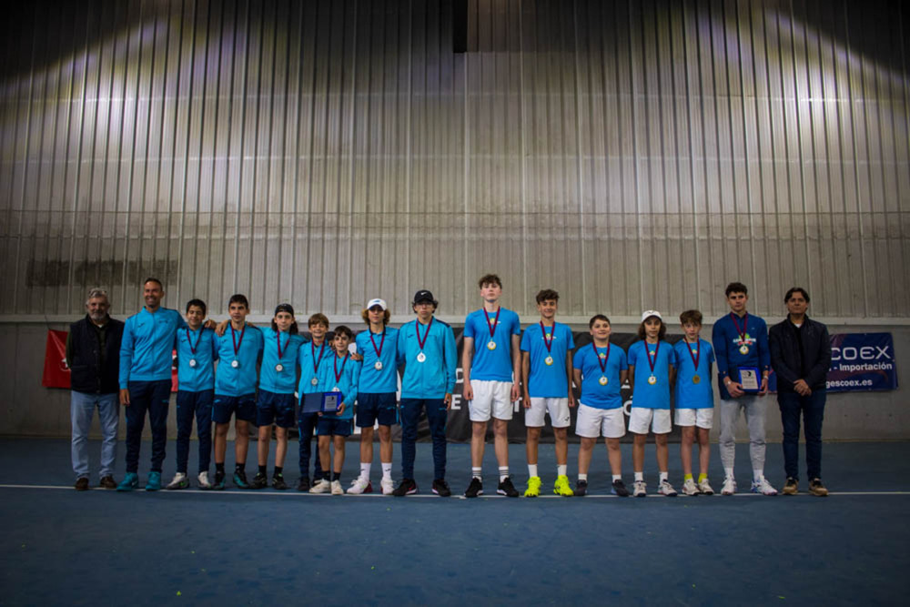 Imagen de la final infantil masculina del Autonómico de tenis, con el Vegasport subcampeón.