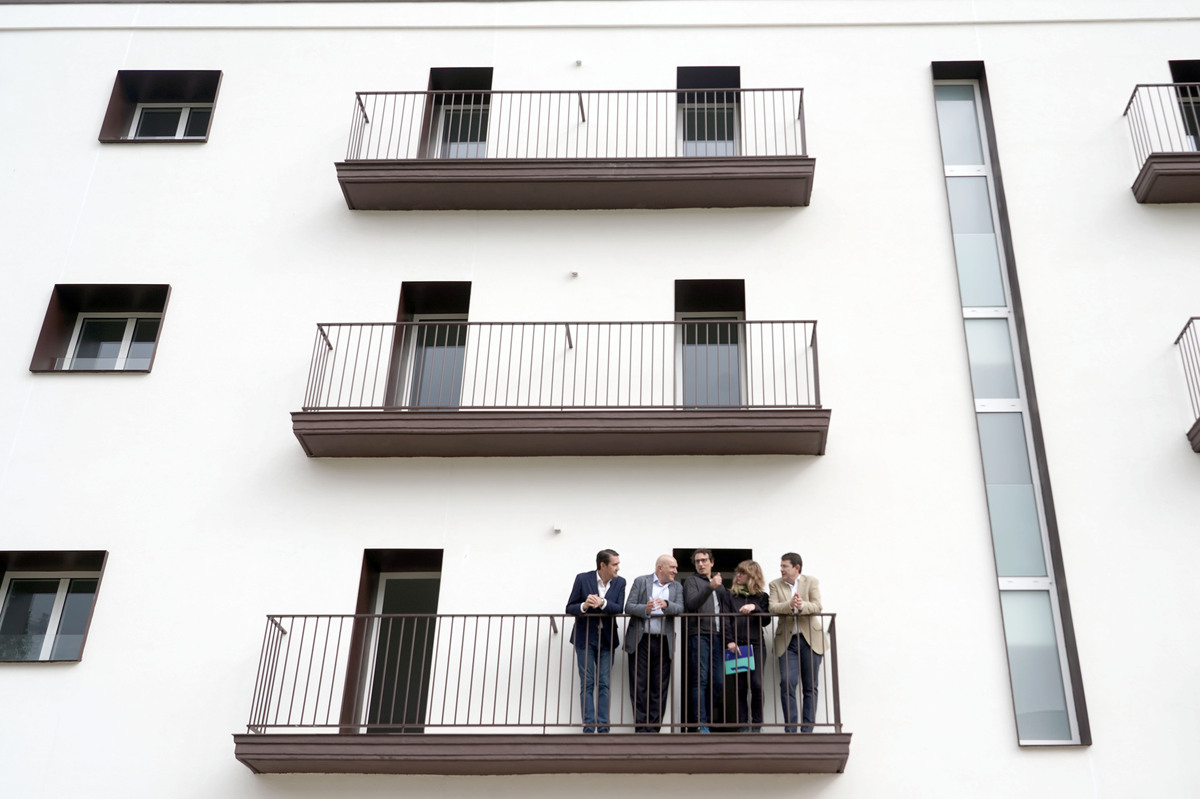 Viviendas rehabilitadas en el edificio Puente Colgante de Valladolid  / RUBÉN CACHO / ICAL