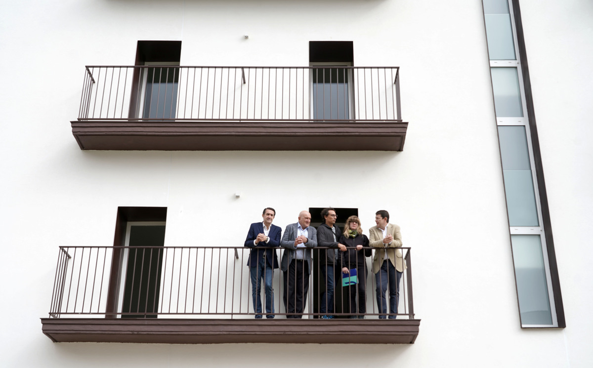 Viviendas rehabilitadas en el edificio Puente Colgante de Valladolid  / RUBÉN CACHO / ICAL