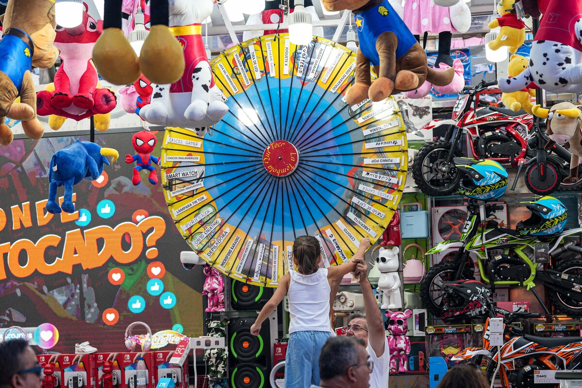 Atracciones de la Feria y Fiestas de la Virgen de San Lorenzo.  / RUBÉN ORTEGA