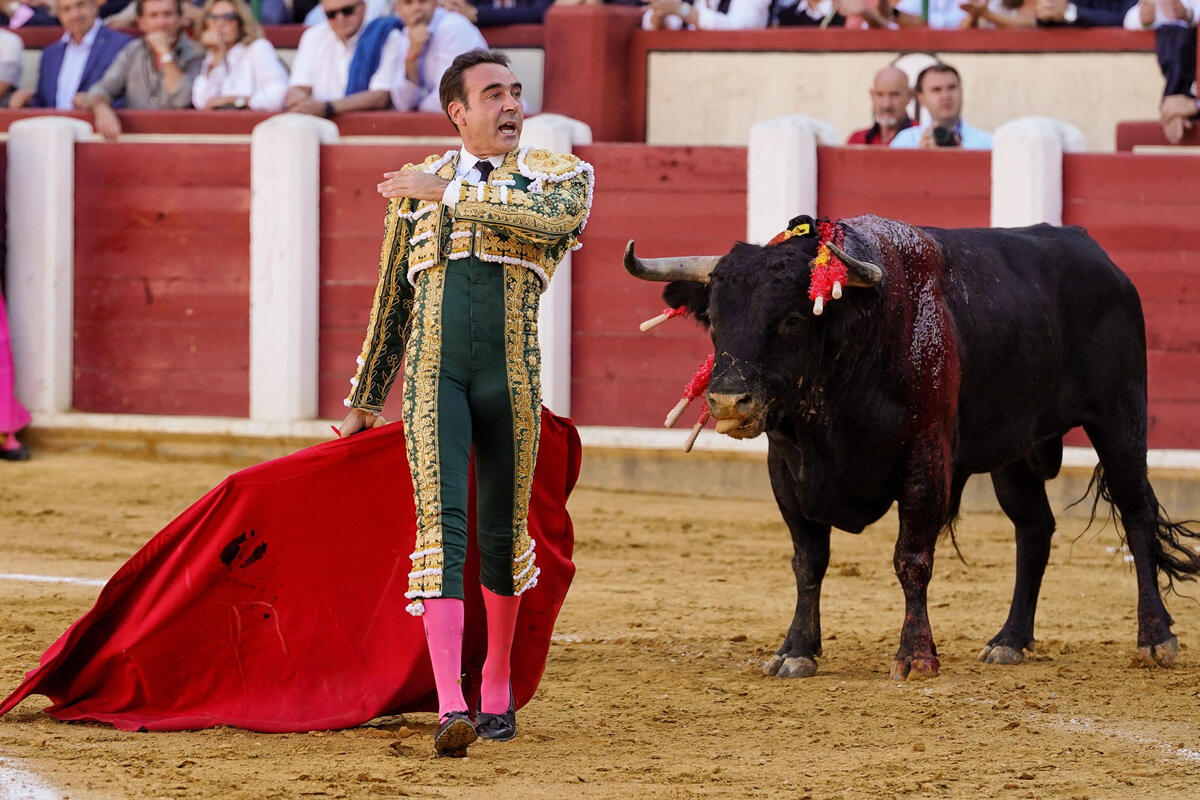 El diestro Enrique Ponce en su faena durante la tercera corrida de la Feria de la Virgen de San Lorenzo celebrada hoy viernes en la plaza de toros de Valladolid.   / NACHO GALLEGO / EFE