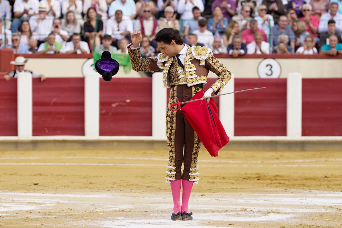 El diestro peruano Andrés Roca Rey en su faena durante la tercera corrida de la Feria de la Virgen de San Lorenzo celebrada hoy viernes en la plaza de toros de Valladolid.  / NACHO GALLEGO / EFE