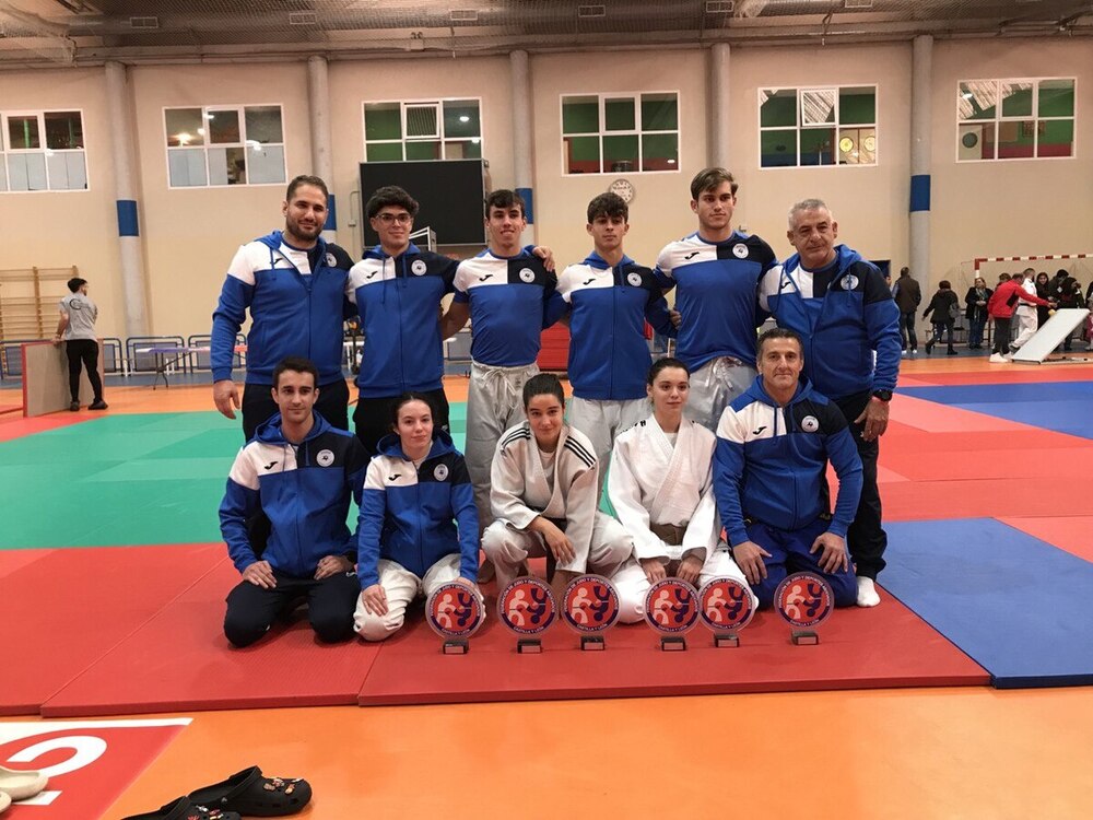 Varios de los integrantes del Lourdes-Aspasia de judo.