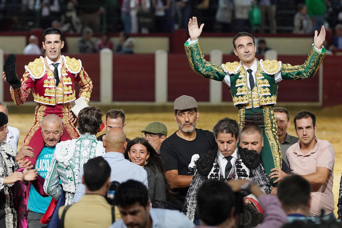 Los diestros Alejandro Talavante (i) y Enrique Ponce (d), salen a hombros en la tercera corrida de la Feria de la Virgen de San Lorenzo de Valladolid