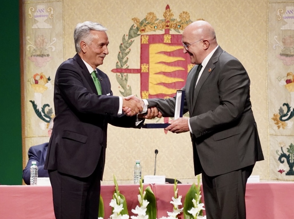 Entrega de la Medalla de Oro de la Ciudad de Valladolid a la Junta Provincial de Valladolid de la AECC  / LETICIA PÉREZ / ICAL