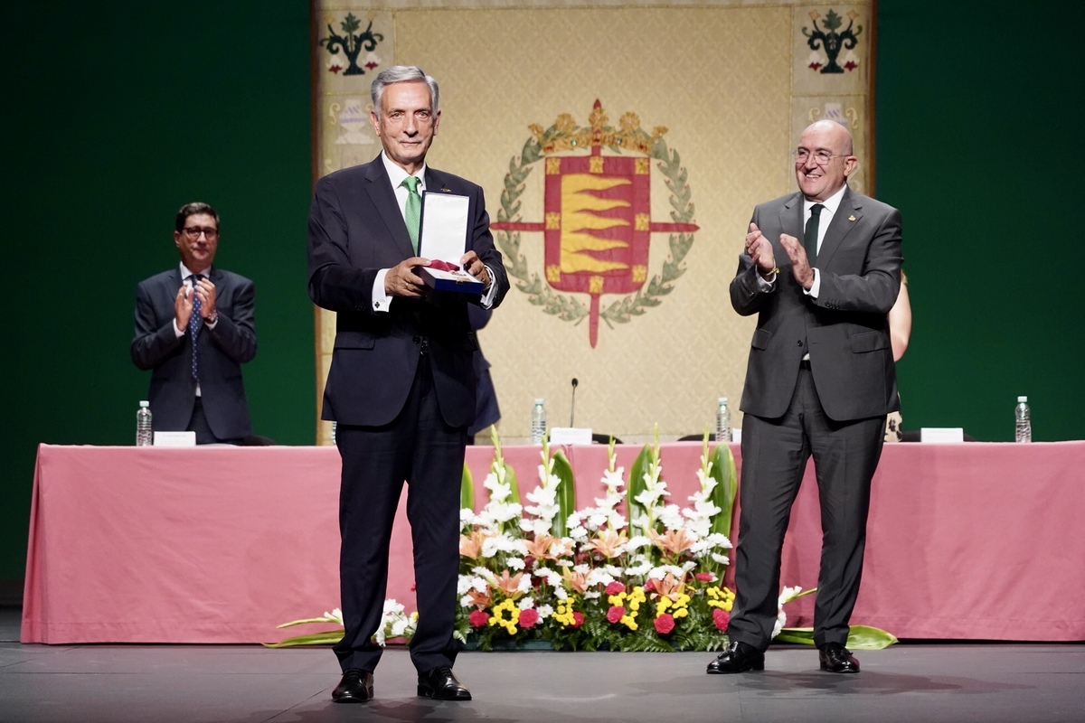 Entrega de la Medalla de Oro de la Ciudad de Valladolid a la Junta Provincial de Valladolid de la AECC  / LETICIA PÉREZ / ICAL