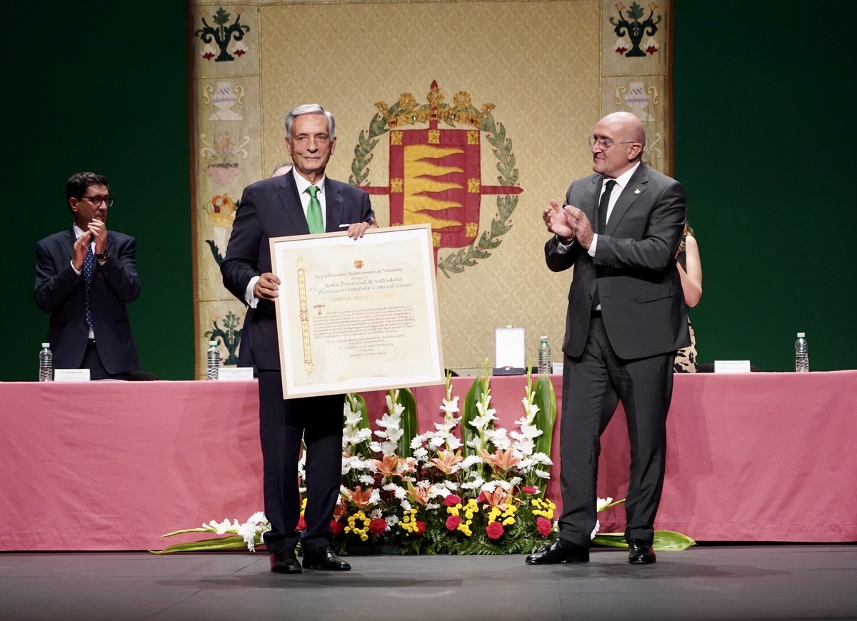 Entrega de la Medalla de Oro de la Ciudad de Valladolid a la Junta Provincial de Valladolid de la AECC  / LETICIA PÉREZ / ICAL