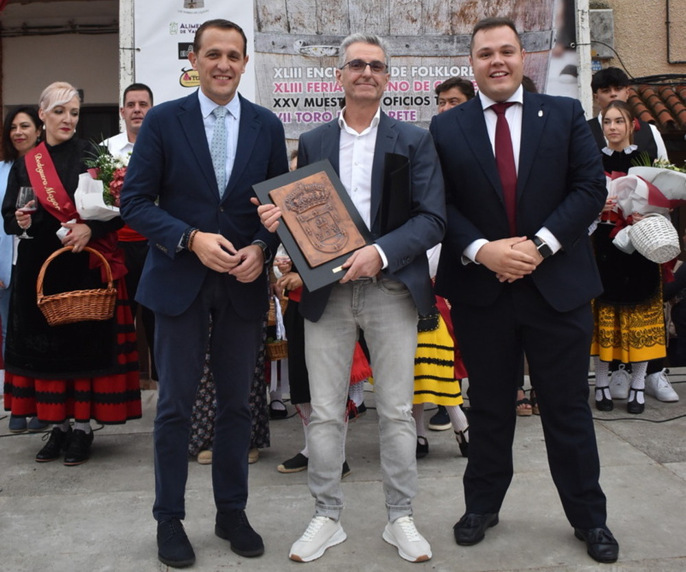 El pregonero de la Fiesta de la Vendimia de Cigales con el alcalde de la localidad y el presidente de la Diputación de Valladolid.