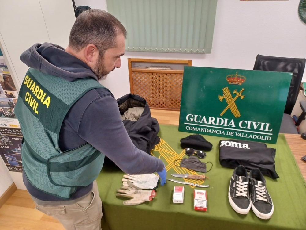 Efectos incautados al presunto responsable del atraco a tres gasolineras de Valladolid.