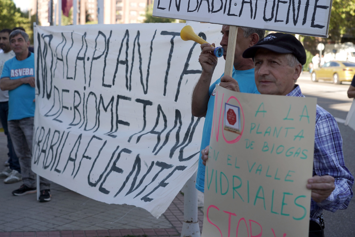 Concentración ciudadana en Valladolid contra la instalación de plantas de biogás.  / ICAL