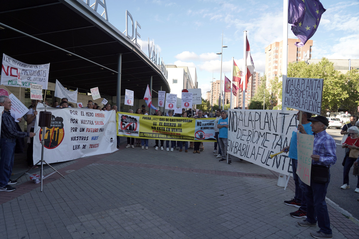 Concentración ciudadana en Valladolid contra la instalación de plantas de biogás.  / ICAL