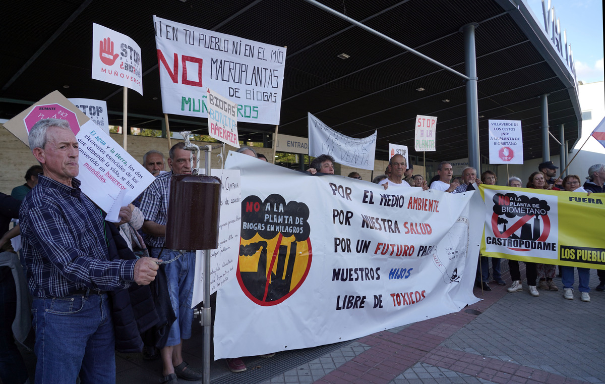 Concentración ciudadana en Valladolid contra la instalación de plantas de biogás.  / ICAL