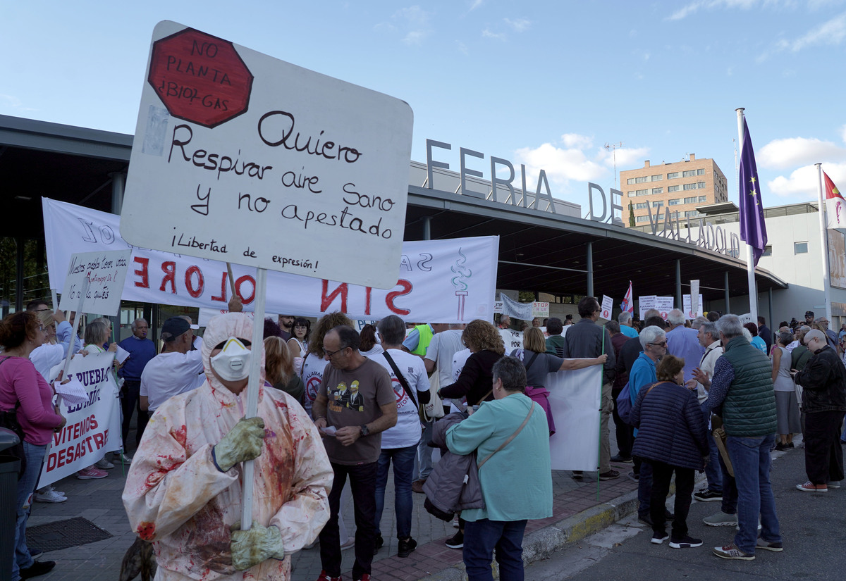 Concentración ciudadana en Valladolid contra la instalación de plantas de biogás.  / ICAL