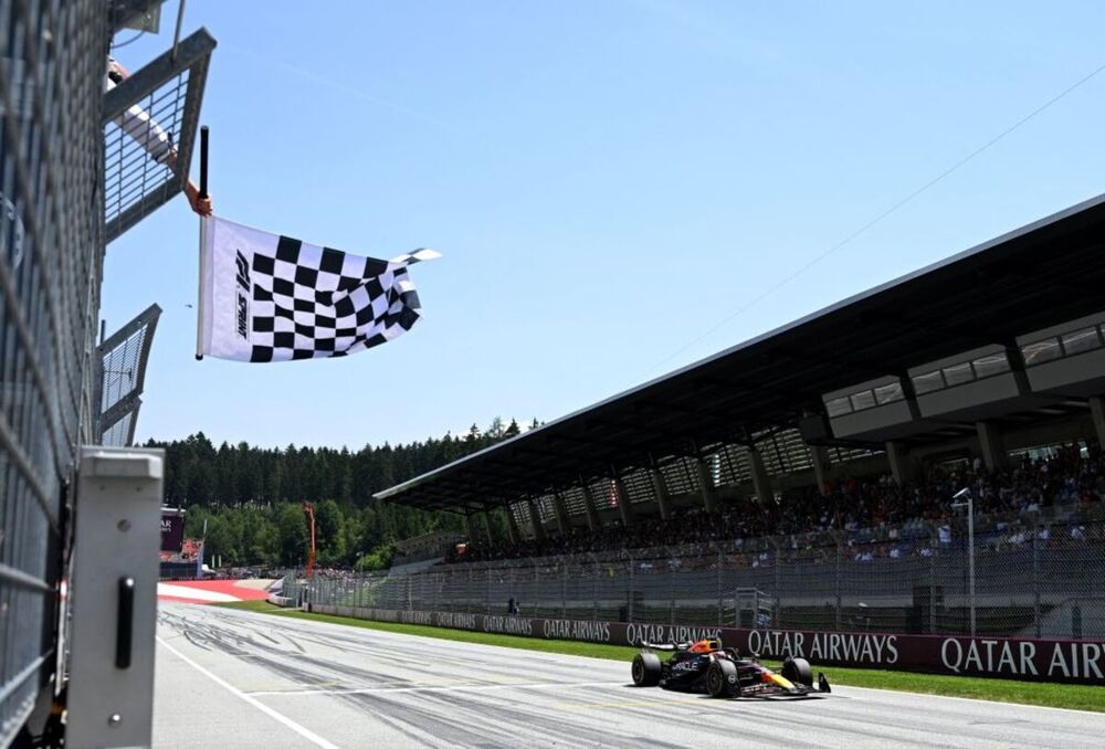 Verstappen sobrevive a los McLaren y se lleva el esprint