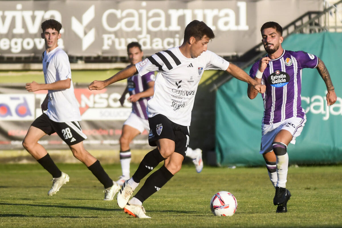 Imagen del amistoso Gimnástica Segoviana-Real Valladolid.  / EFE