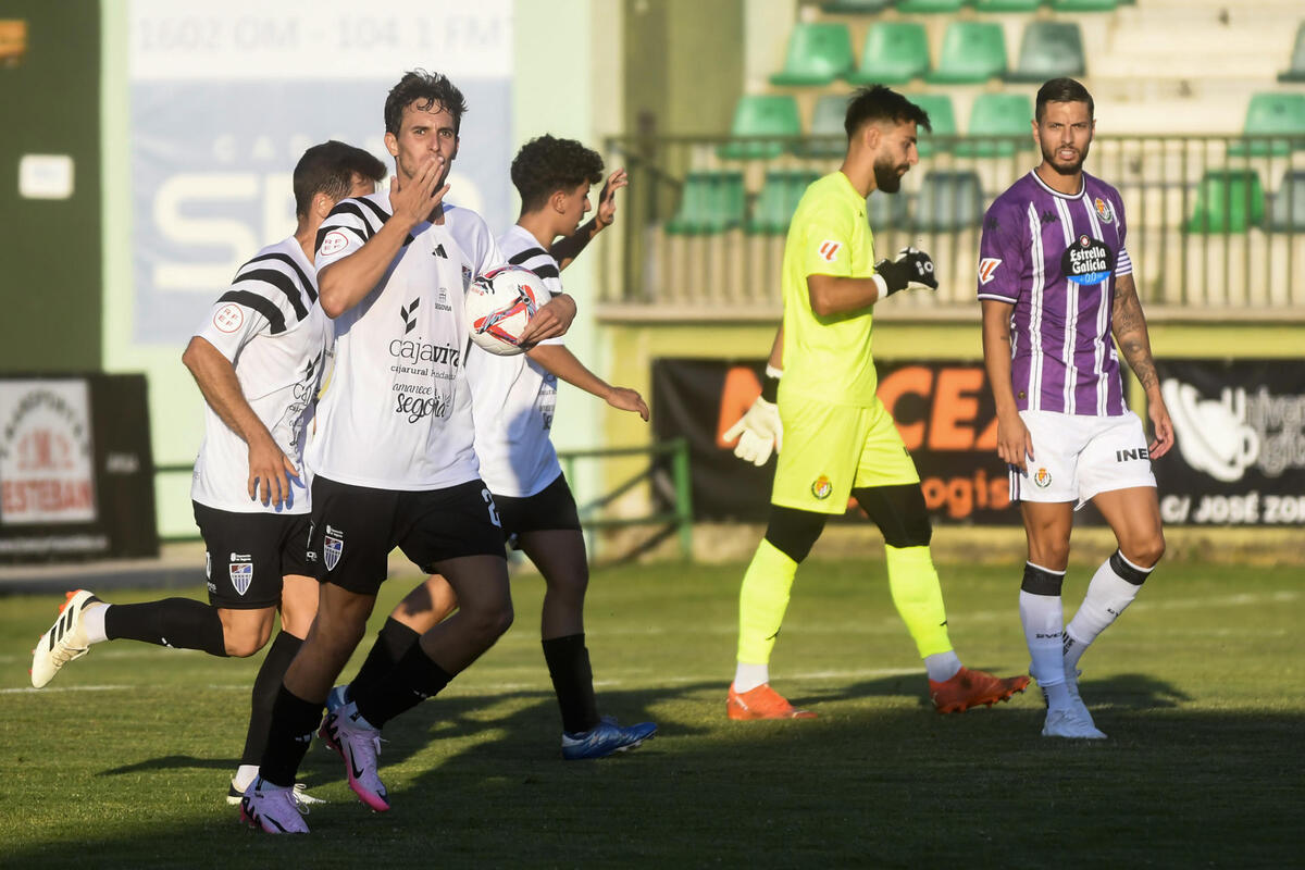 Imagen del amistoso Gimnástica Segoviana-Real Valladolid.  / EFE