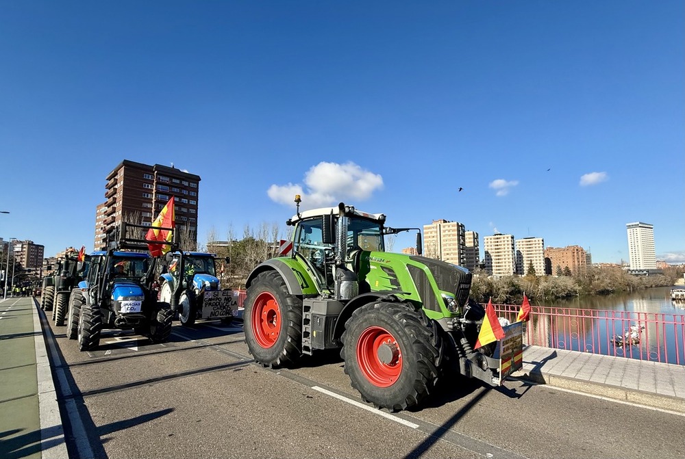 Tractorada en Valladolid en protesta por la marcha del sector.