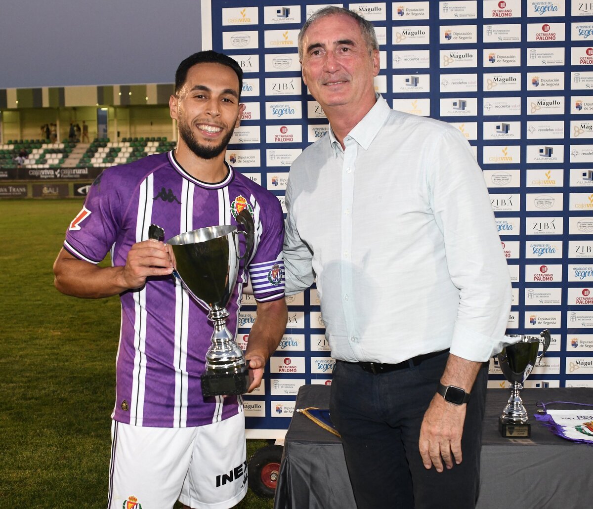 Anuar recibe la Copa del Trofeo Segovia.  / @LAGIMNASTICA