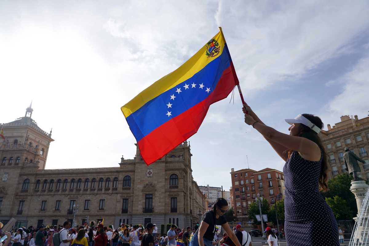 Reunión festiva de la comunidad venezolana en la plaza Zorrilla con motivo de las elecciones en Venezuela  / MIRIAM CHACÓN / ICAL