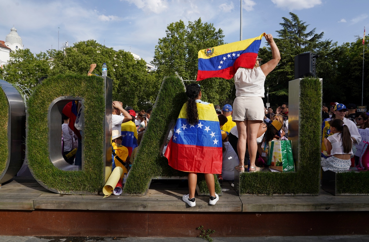 Reunión festiva de la comunidad venezolana en la plaza Zorrilla con motivo de las elecciones en Venezuela  / MIRIAM CHACÓN / ICAL