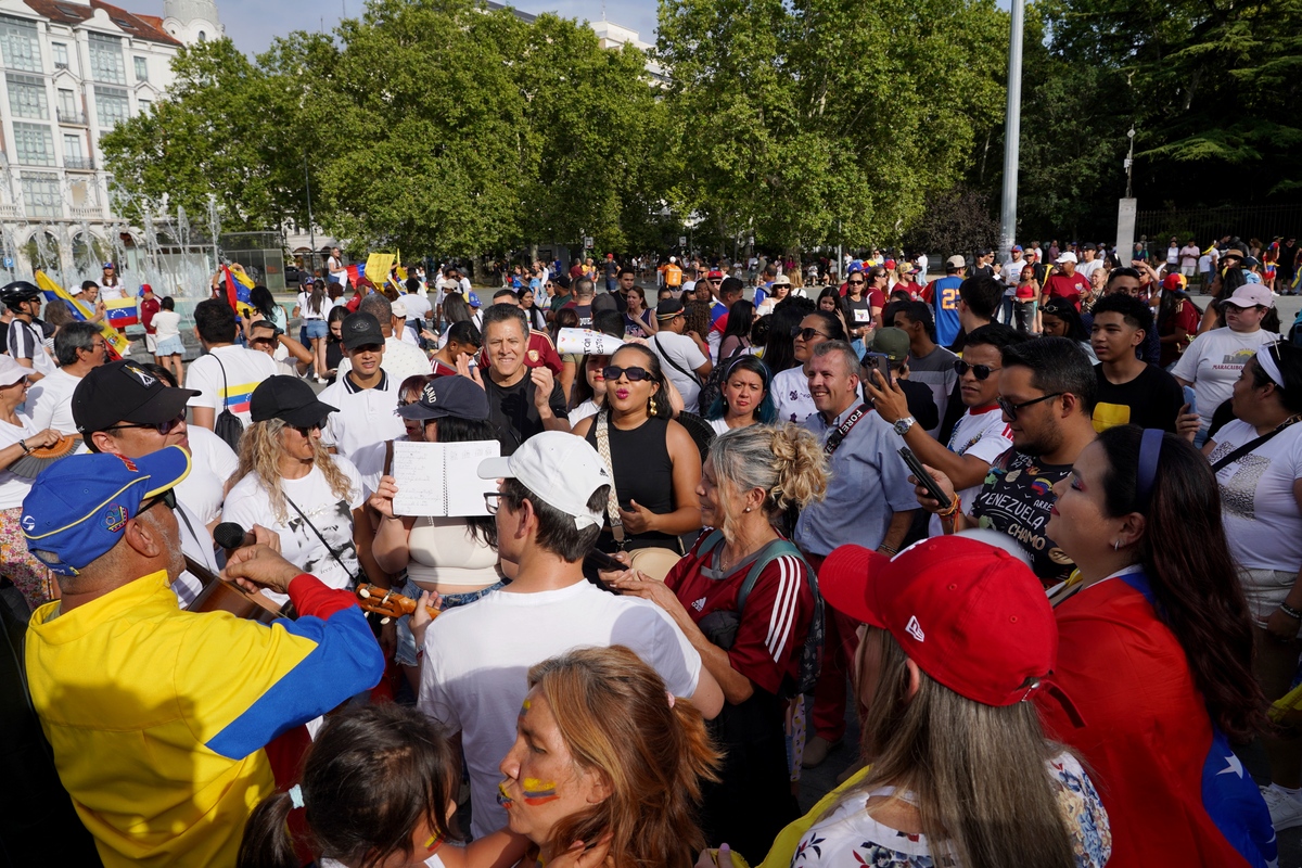 Reunión festiva de la comunidad venezolana en la plaza Zorrilla con motivo de las elecciones en Venezuela  / MIRIAM CHACÓN / ICAL