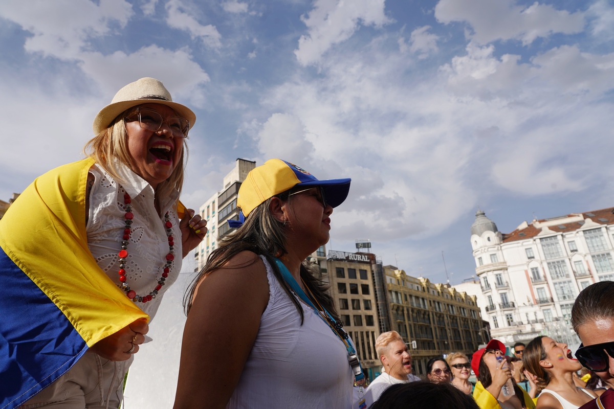 Reunión festiva de la comunidad venezolana en la plaza Zorrilla con motivo de las elecciones en Venezuela  / MIRIAM CHACÓN / ICAL