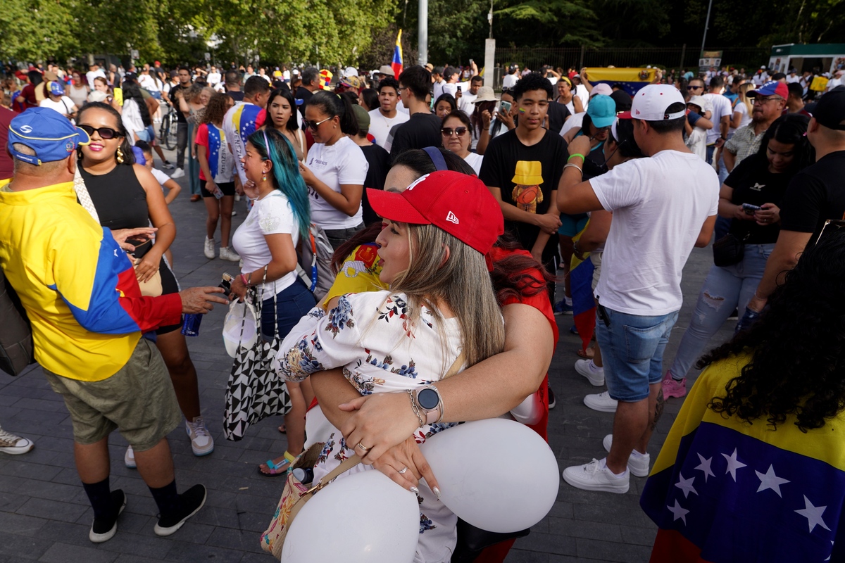 Reunión festiva de la comunidad venezolana en la plaza Zorrilla con motivo de las elecciones en Venezuela  / MIRIAM CHACÓN / ICAL