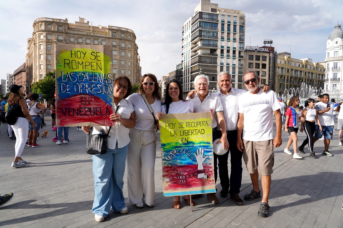 Reunión festiva de la comunidad venezolana en la plaza Zorrilla con motivo de las elecciones en Venezuela  / MIRIAM CHACÓN / ICAL