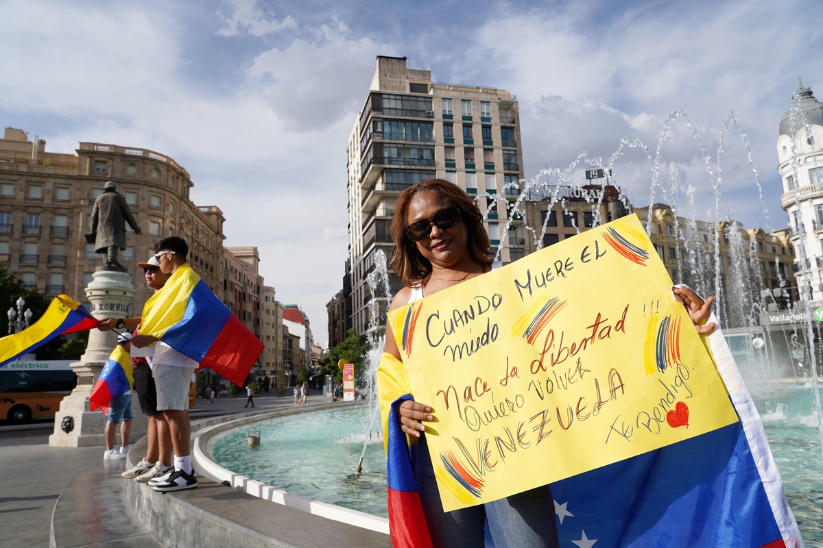 Reunión festiva de la comunidad venezolana en la plaza Zorrilla con motivo de las elecciones en Venezuela  / MIRIAM CHACÓN / ICAL