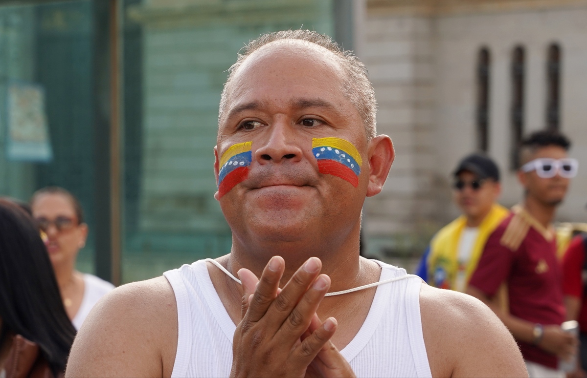 Reunión festiva de la comunidad venezolana en la plaza Zorrilla con motivo de las elecciones en Venezuela  / MIRIAM CHACÓN / ICAL