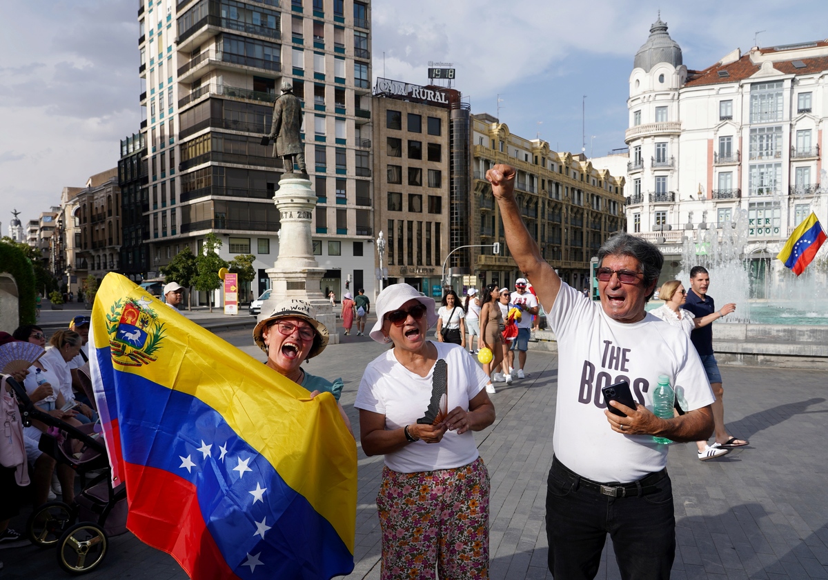 Reunión festiva de la comunidad venezolana en la plaza Zorrilla con motivo de las elecciones en Venezuela  / MIRIAM CHACÓN / ICAL