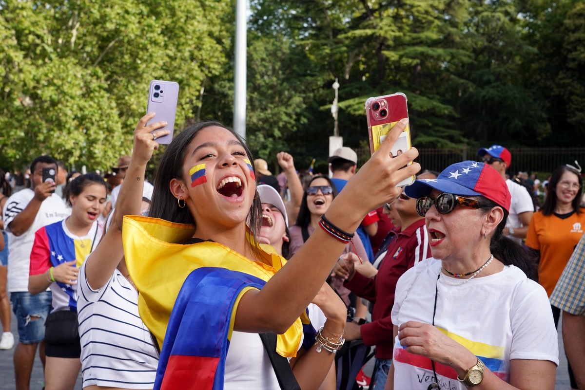 Reunión festiva de la comunidad venezolana en la plaza Zorrilla con motivo de las elecciones en Venezuela  / MIRIAM CHACÓN / ICAL