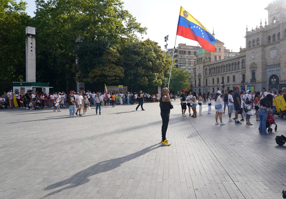 Reunión festiva de la comunidad venezolana en la plaza Zorrilla con motivo de las elecciones en Venezuela  / MIRIAM CHACÓN / ICAL