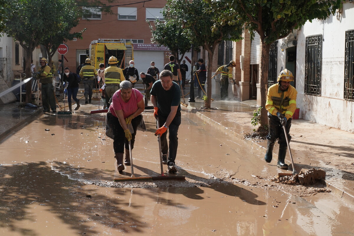 Efectivos de Castilla y León realizan labores de ayuda en las calles de Aldaya (Valencia)