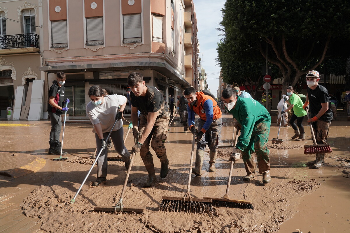 Efectivos de Castilla y León realizan labores de ayuda en las calles de Aldaya (Valencia)  / EDUARDO MARGARETO / ICAL