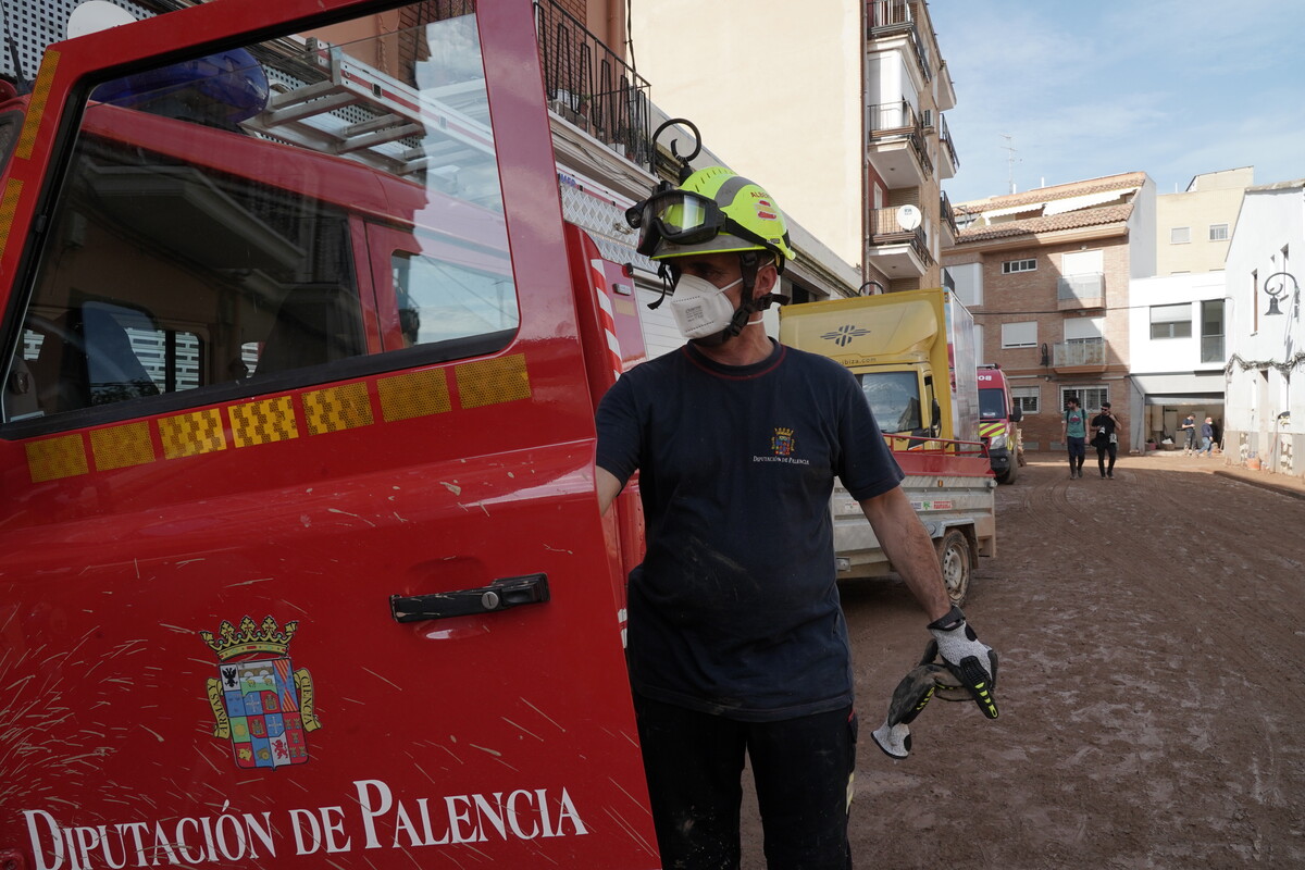 Efectivos de Castilla y León realizan labores de ayuda en las calles de Aldaya (Valencia)  / EDUARDO MARGARETO / ICAL