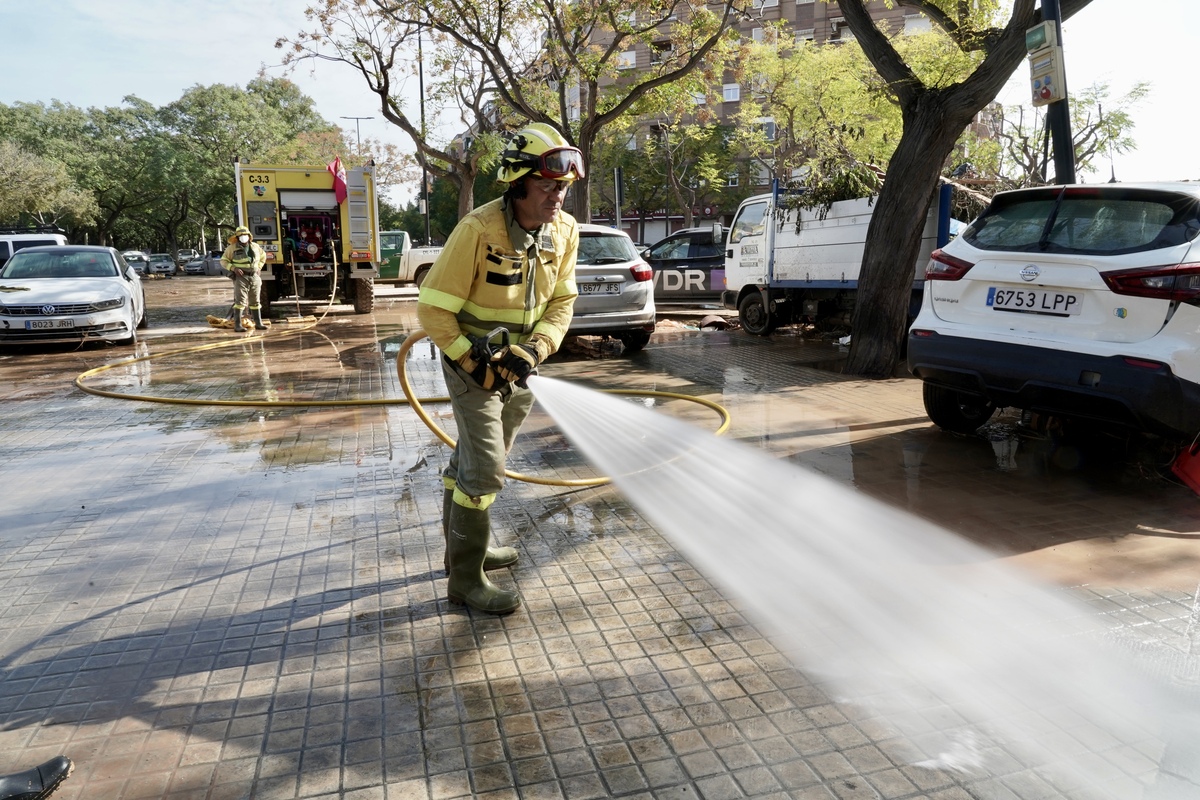 Efectivos de Castilla y León realizan labores de ayuda en las calles de Aldaya (Valencia)  / EDUARDO MARGARETO / ICAL