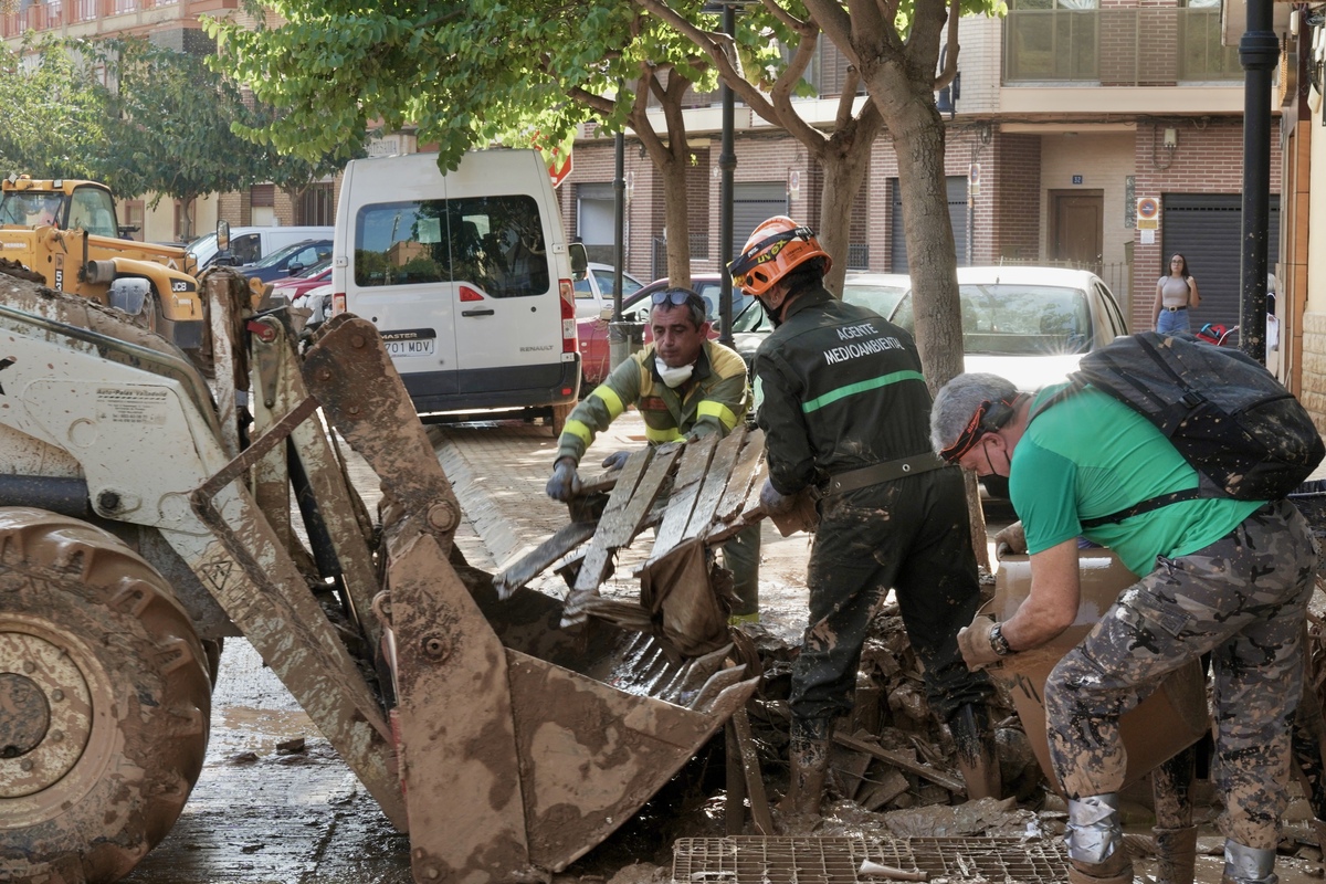 Efectivos de Castilla y León realizan labores de ayuda en las calles de Aldaya (Valencia)  / EDUARDO MARGARETO / ICAL