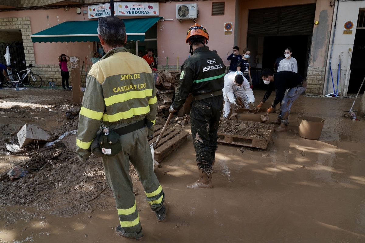 Efectivos de Castilla y León realizan labores de ayuda en las calles de Aldaya (Valencia)  / EDUARDO MARGARETO / ICAL