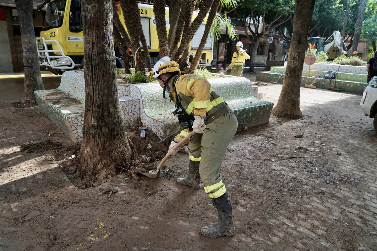 Efectivos de Castilla y León realizan labores de ayuda en las calles de Aldaya (Valencia)  / EDUARDO MARGARETO / ICAL