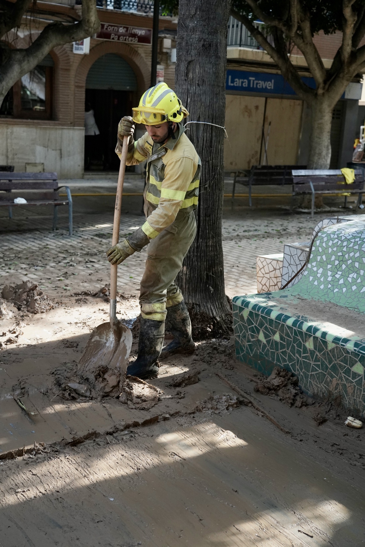 Efectivos de Castilla y León realizan labores de ayuda en las calles de Aldaya (Valencia)  / EDUARDO MARGARETO / ICAL