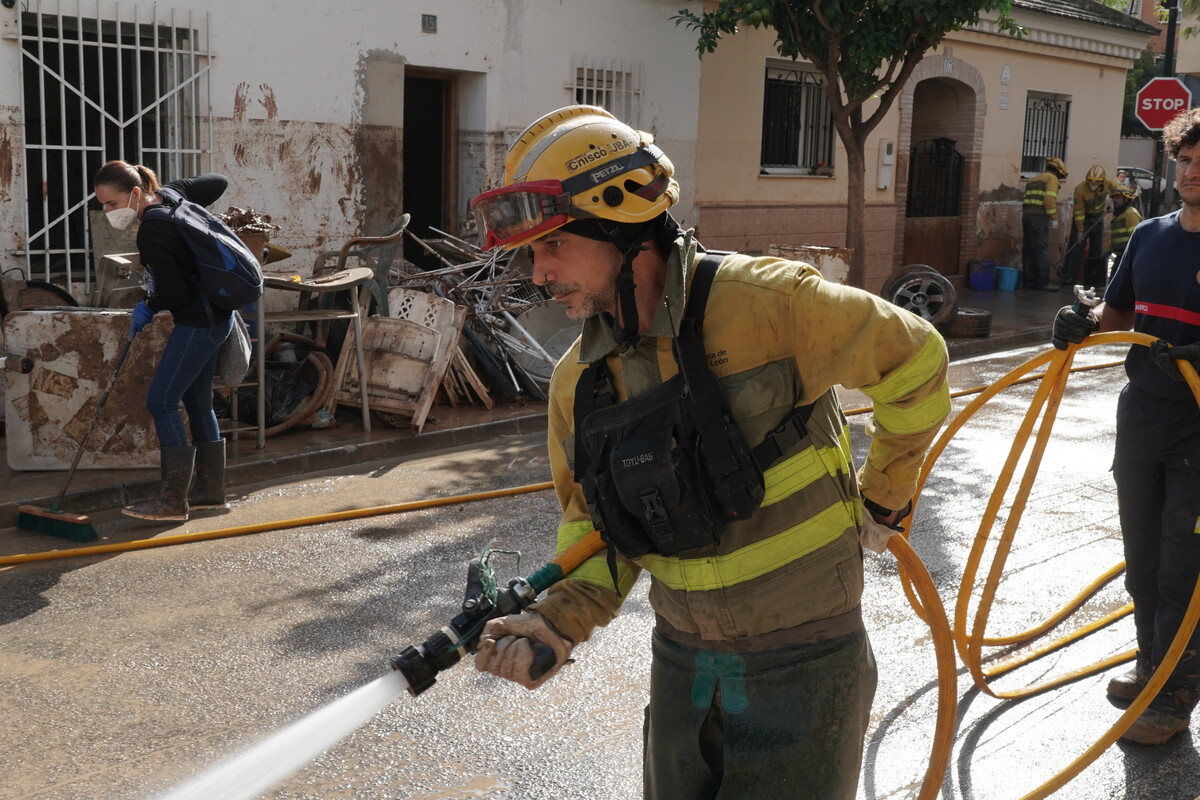 Efectivos de Castilla y León realizan labores de ayuda en las calles de Aldaya (Valencia)  / EDUARDO MARGARETO / ICAL