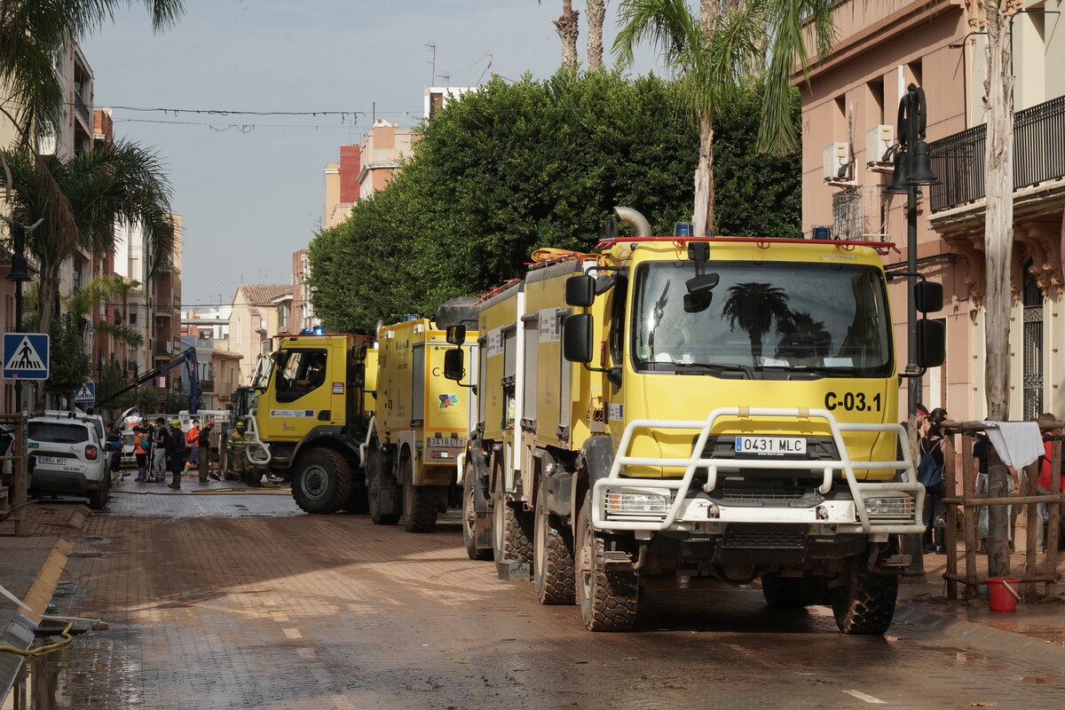 Efectivos de Castilla y León realizan labores de ayuda en las calles de Aldaya (Valencia)  / EDUARDO MARGARETO / ICAL