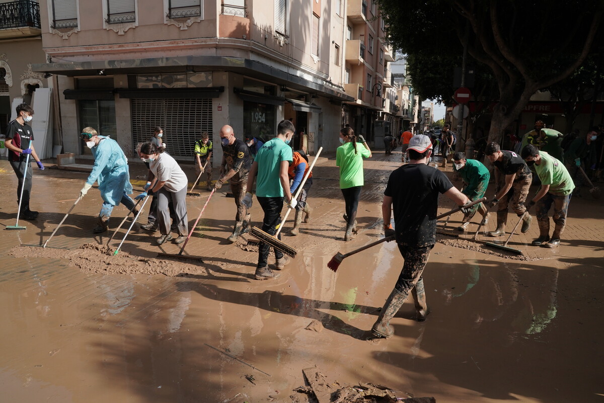 Efectivos de Castilla y León realizan labores de ayuda en las calles de Aldaya (Valencia)  / EDUARDO MARGARETO / ICAL